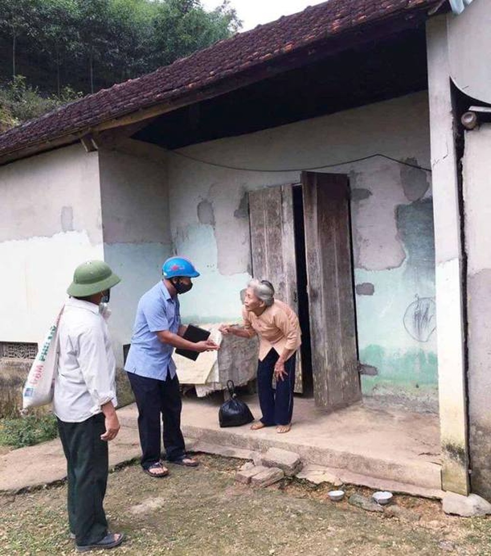 Bán gà ủng hộ quỹ chống dịch Covid-19, cụ bà được nhận quà của bạn đọc - 1 Bán gà ủng hộ quỹ chống dịch Covid-19, cụ bà được nhận quà của bạn đọc - 1