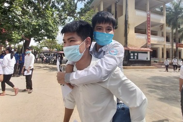 Nam sinh 10 năm cõng bạn đến trường được ĐH Y Thái Bình miễn học phí