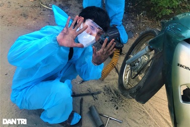 "Biệt đội áo xanh" cấp cứu xe máy giúp người dân đi từ TPHCM về quê