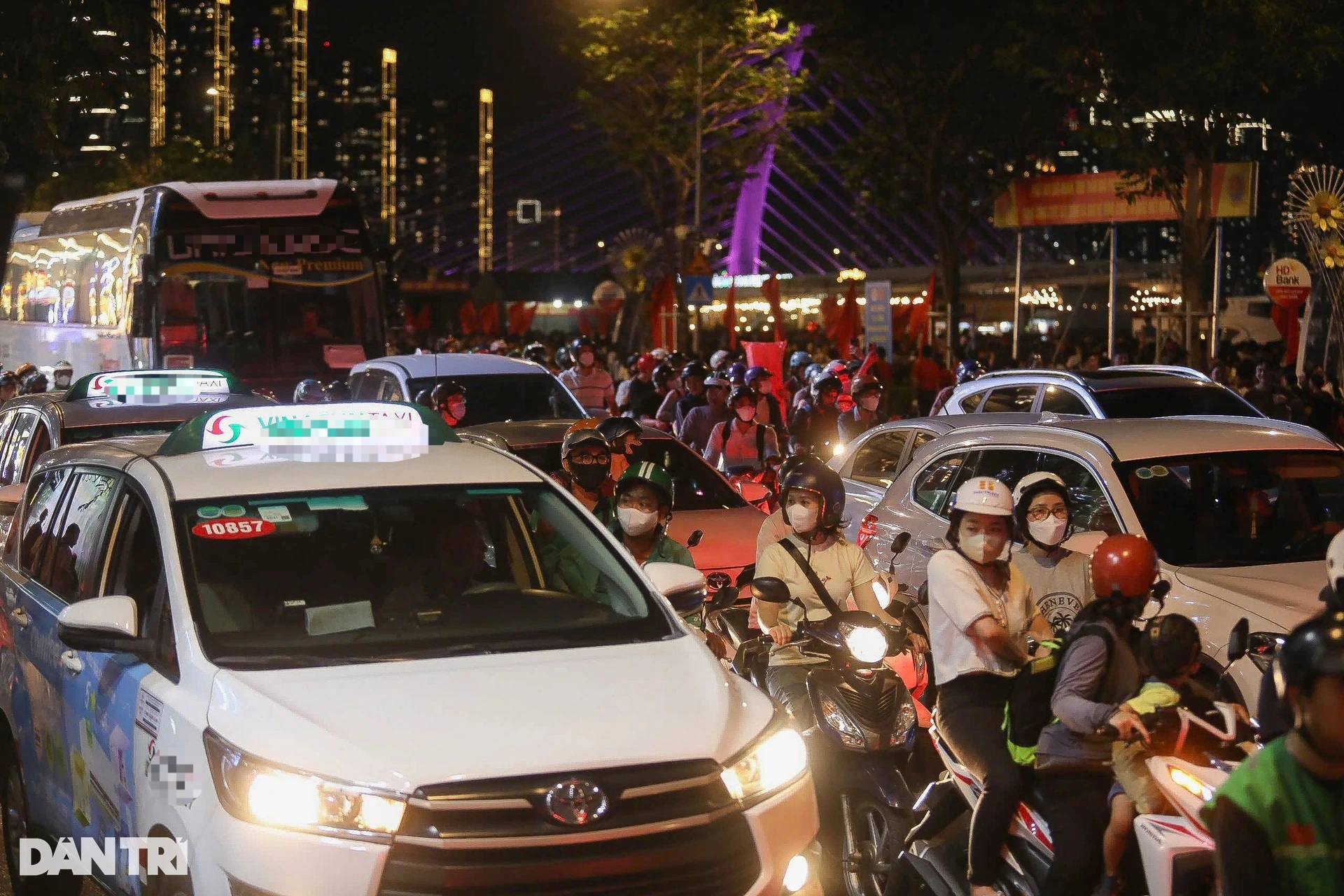 Trung tâm TPHCM đông nghẹt người đổ về xem pháo hoa - 6 Trung tâm TPHCM đông nghẹt người đổ về xem pháo hoa - 6