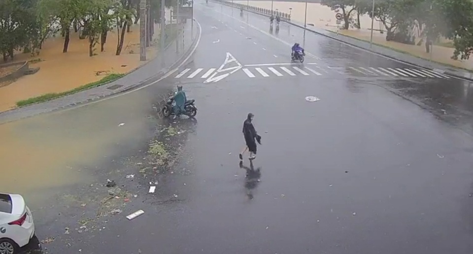Nước lũ bắt đầu bủa vây những điểm cao nhất TP Huế - 14 Nước lũ bắt đầu bủa vây những điểm cao nhất TP Huế - 14