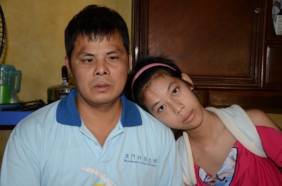 Người cha mù hát rong mơ có tiền ghép sọ cho con gái sau vụ va chạm với tàu hoả - 8 Người cha mù hát rong mơ có tiền ghép sọ cho con gái sau vụ va chạm với tàu hoả - 8