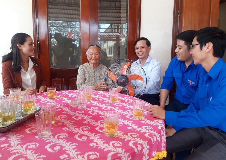 Tuổi trẻ Quảng Trị tổ chức “Bữa cơm tất niên” tri ân Mẹ Việt Nam Anh hùng - 2 Tuổi trẻ Quảng Trị tổ chức “Bữa cơm tất niên” tri ân Mẹ Việt Nam Anh hùng - 2