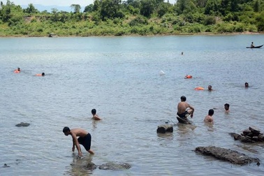 Thủy điện xả nước, 4 học sinh bị cuốn mất tích