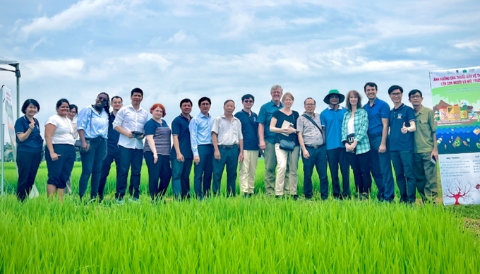 Sử dụng chế phẩm vi sinh đã phân hủy thành công gốc rơm rạ tại đồng ruộng và chuyển hóa thành mùn cung cấp lượng dinh dưỡng cho cây lúa, nâng cao hiệu quả kinh tế cho người nông dân.