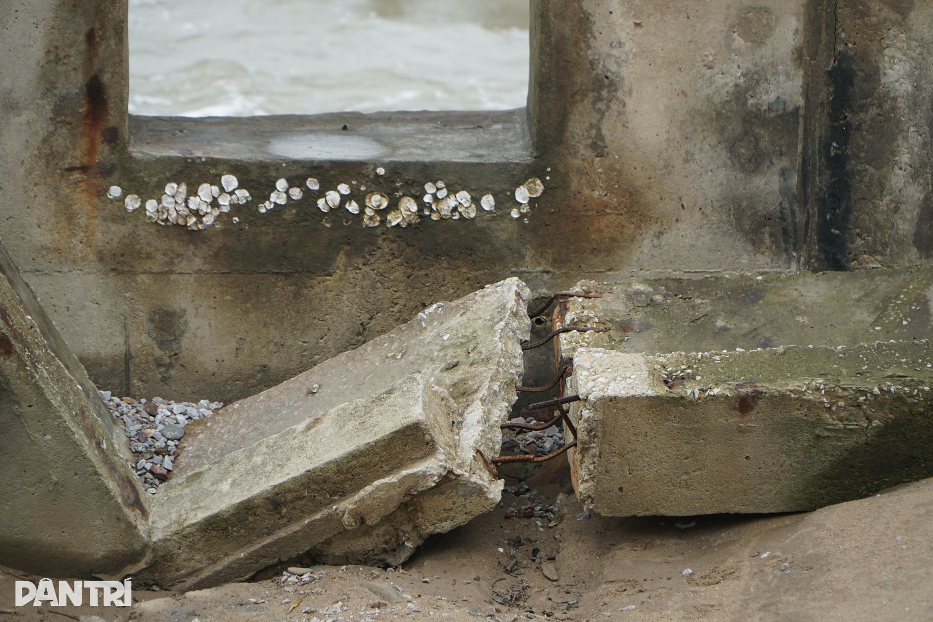 Bàn tay trên biển ngả nghiêng, bờ kè khu du lịch bị xé toang - 11 Bàn tay trên biển ngả nghiêng, bờ kè khu du lịch bị xé toang - 11