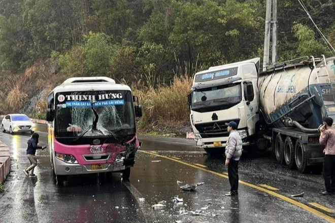 Xe khách nát đầu sau cú va chạm với ô tô đầu kéo - 1