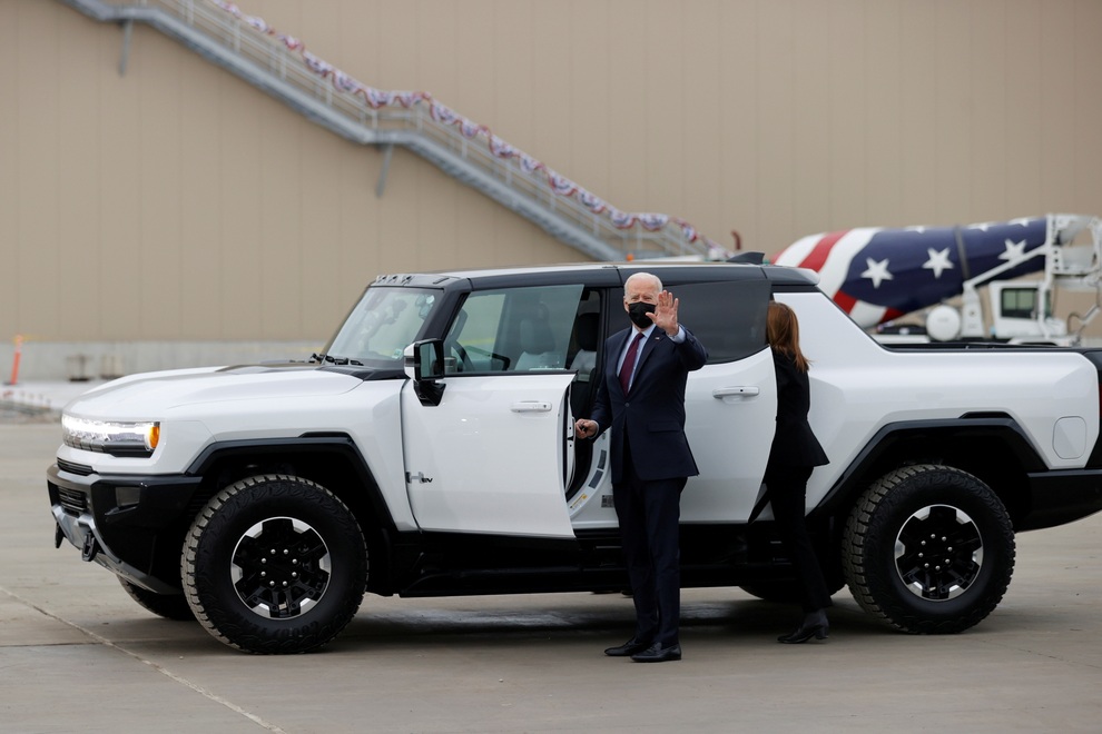 Tổng thống Biden đích thân cầm lái xe hơi chở mật vụ Mỹ - 1 Tổng thống Biden đích thân cầm lái xe hơi chở mật vụ Mỹ - 1