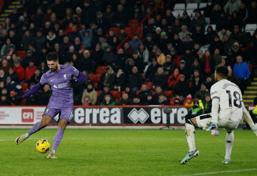 Thắng trận đầy tranh cãi, Liverpool bám sát Arsenal - 2 Thắng trận đầy tranh cãi, Liverpool bám sát Arsenal - 2