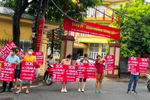 Cư dân kêu cứu, tố ban quản lý tòa nhà khóa thang máy, không xử lý rác thải