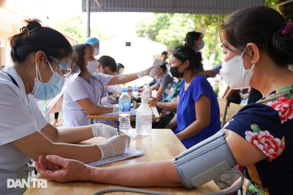 Hà Nội tiếp tục triển khai tiêm vắc xin Vero Cell cho người dân - 3 Hà Nội tiếp tục triển khai tiêm vắc xin Vero Cell cho người dân - 3