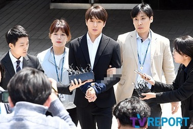 Choi Jong Hoon bị trói tay, giải về đồn cảnh sát