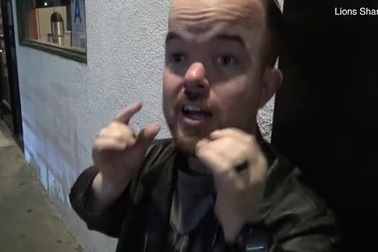 Nam diễn viên Brad Williams kêu gọi quyên góp giúp đỡ Quaden