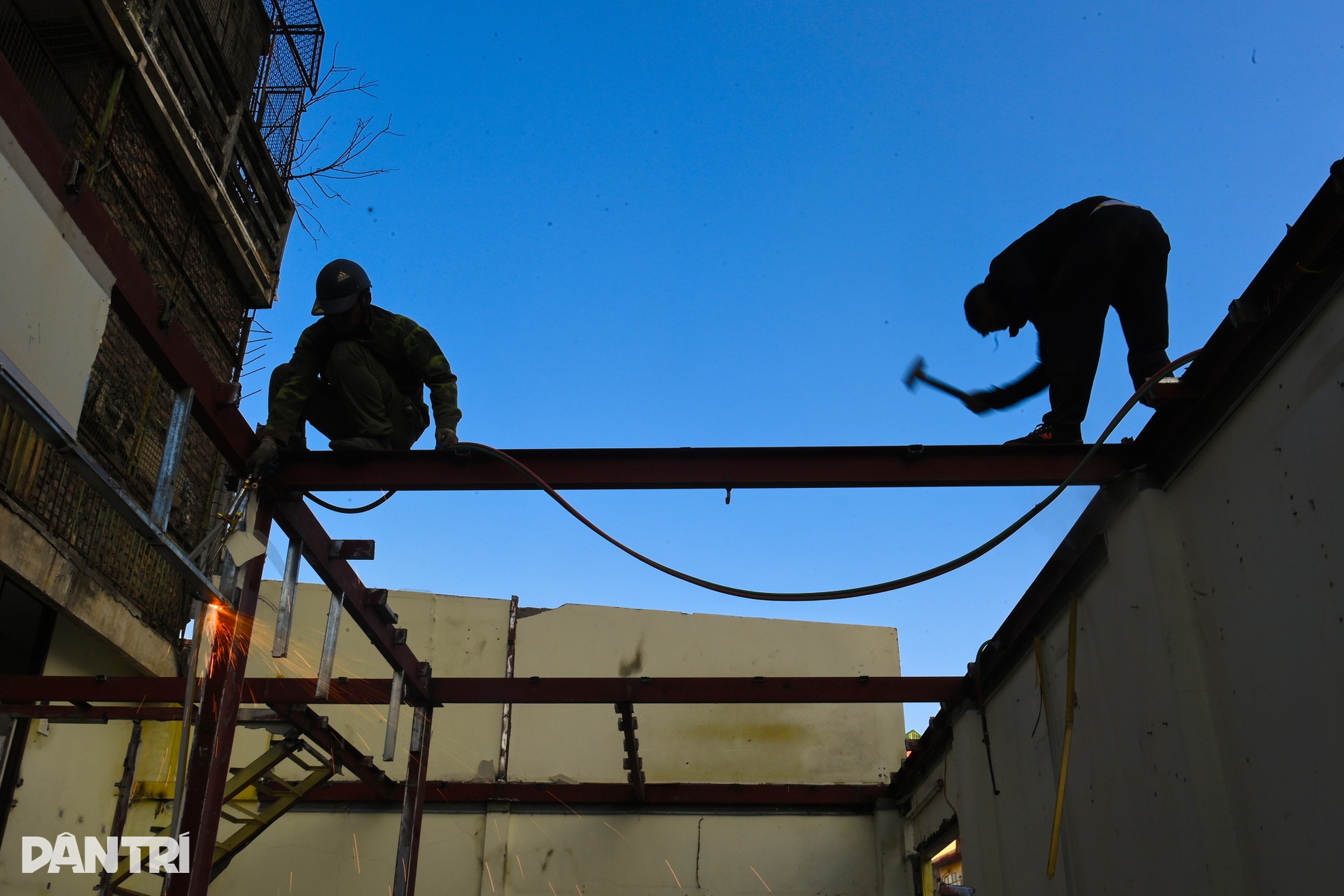 Người dân đi ở nhờ, xin điện, nước trên đường đắt nhất hành tinh ở Hà Nội - 9 Người dân đi ở nhờ, xin điện, nước trên đường đắt nhất hành tinh ở Hà Nội - 9