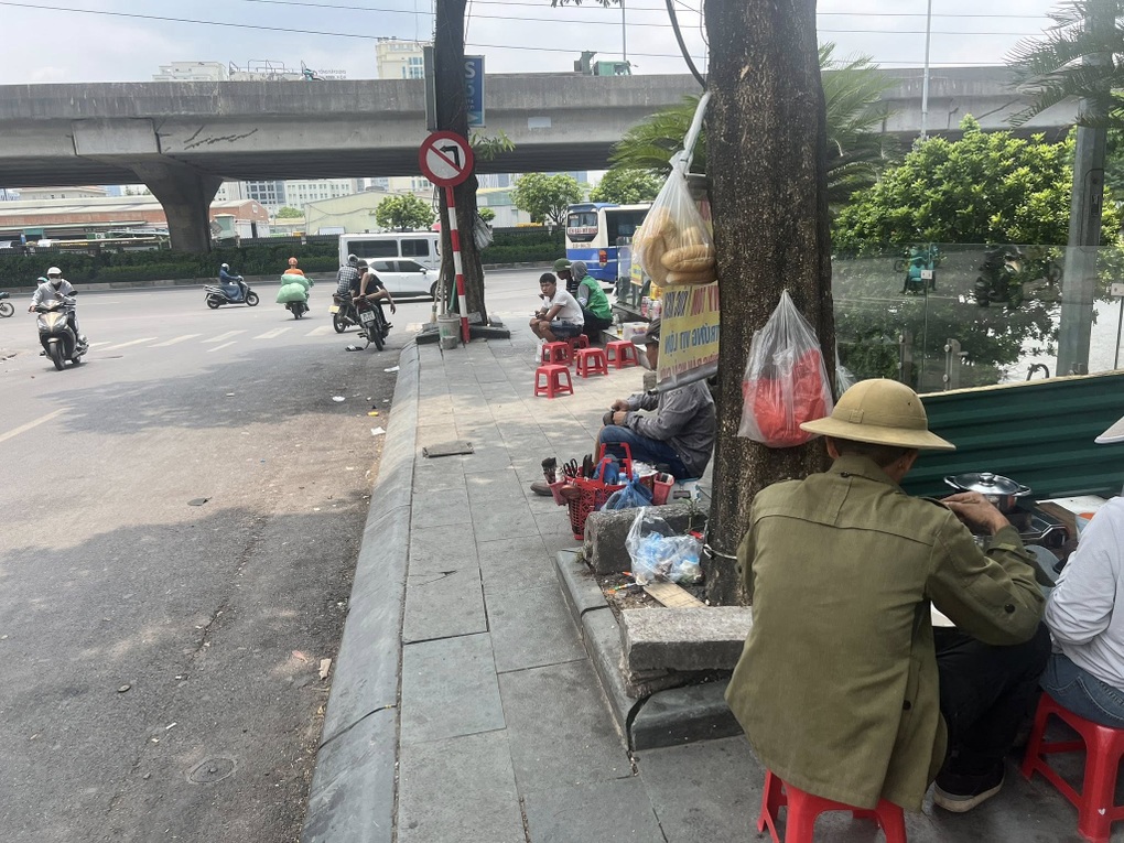Người bán trà đá đuổi cô gái ở Hà Nội: Quán đóng cửa, vỉa hè thông thoáng - 3 Người bán trà đá đuổi cô gái ở Hà Nội: Quán đóng cửa, vỉa hè thông thoáng - 3