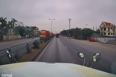 Tài xế container bấm còi cảnh báo khi phát hiện tình huống nguy hiểm