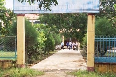 Tháo dỡ rào cổng chính để học sinh vào trường