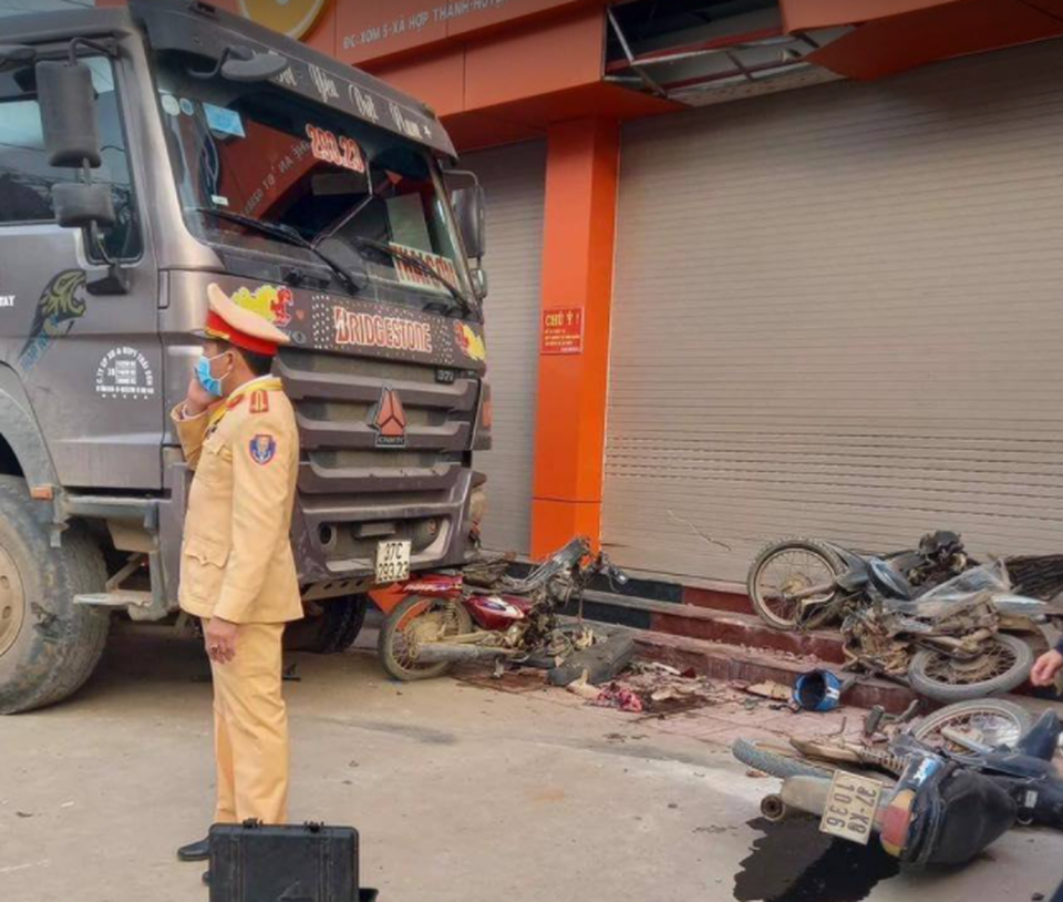 Kinh hoàng xe ben nổ lốp đâm liên hoàn 3 xe máy, một người bị cuốn vào gầm - 1 Kinh hoàng xe ben nổ lốp đâm liên hoàn 3 xe máy, một người bị cuốn vào gầm - 1