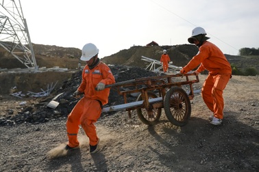 Những "chú ong thợ" trên đường dây 500kV mạch 3