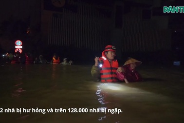 Người miền Trung oằn mình trong lũ lịch sử