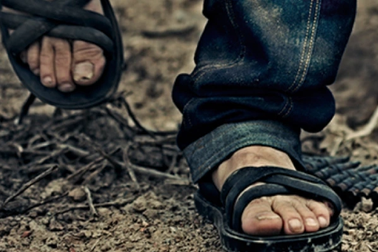 10 người đánh nam thanh niên ngất xỉu, cướp hơn 180.000 đồng và đôi dép