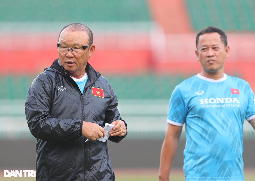 HLV Park Hang Seo: Tôi kỳ vọng vào Quang Hải, theo dõi kỹ Văn Quyết - 1 HLV Park Hang Seo: Tôi kỳ vọng vào Quang Hải, theo dõi kỹ Văn Quyết - 1