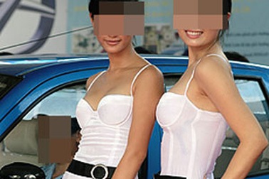 Phía sau những “nụ cười công nghiệp”