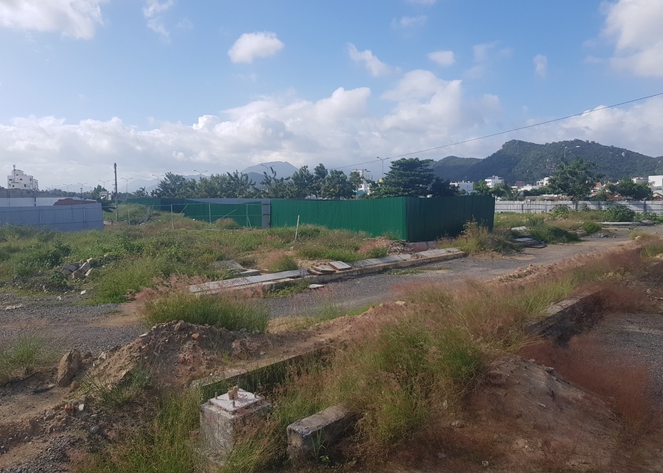 Dự án “đất vàng” ven sông Cái Nha Trang bị bỏ hoang, có nguy cơ ô nhiễm - 3 Dự án “đất vàng” ven sông Cái Nha Trang bị bỏ hoang, có nguy cơ ô nhiễm - 3