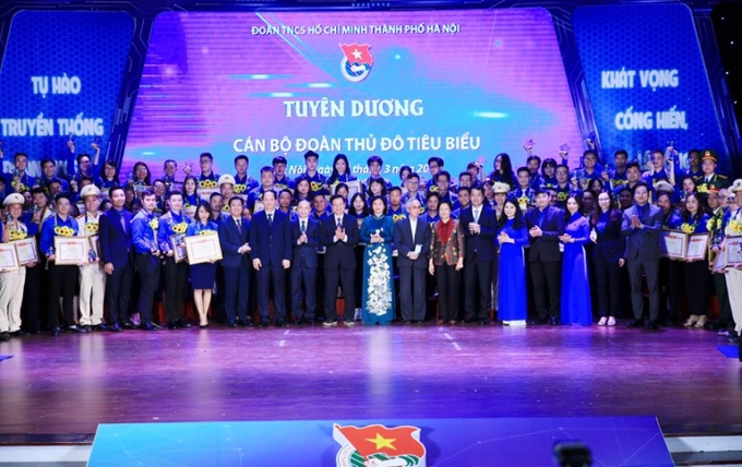 Các đồng chí lãnh đạo trung ương, thành phố Hà Nội với cán bộ đoàn Thủ đô tiêu biểu.