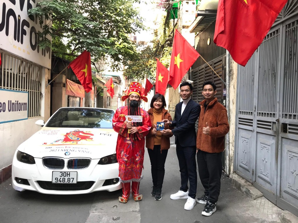 Khách hàng PNJ mua vàng lại trúng thêm vàng - 4 Khách hàng PNJ mua vàng lại trúng thêm vàng - 4