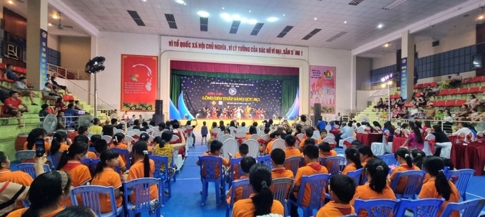 Đêm hội trăng rằm, các em thiếu niên, nhi đồng đã được tận hưởng không khí nhộn nhịp của tết Trung thu cổ truyền qua các tiết mục ca múa nhạc đặc sắc.