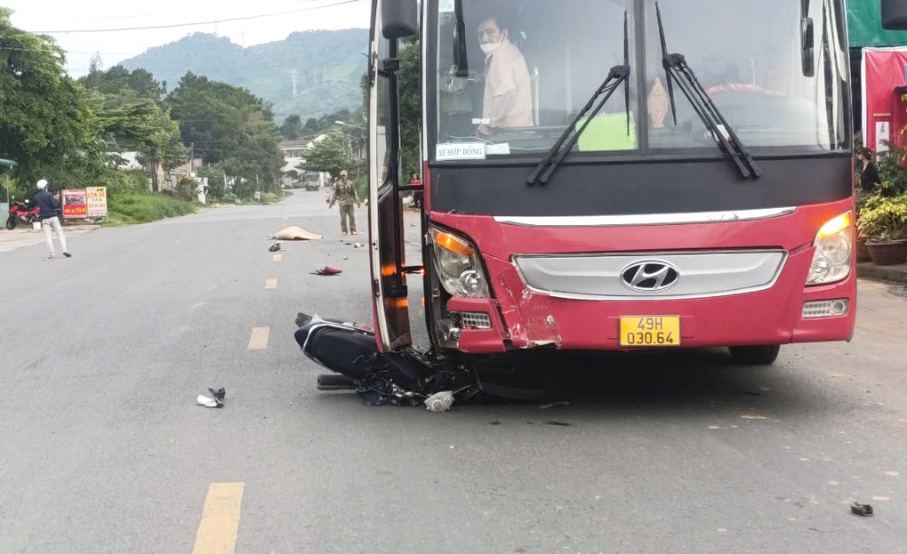 Tài xế lái ô tô khách lấn đường, tông người đi xe máy tử vong - 1 Tài xế lái ô tô khách lấn đường, tông người đi xe máy tử vong - 1