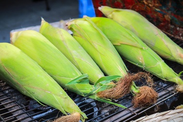 Bỏ nhà hàng Tây, vợ chồng đầu bếp mở xe bắp nướng "độc", ngày bán 200 trái