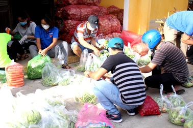 Hội An: "Đi từng ngõ, gõ từng nhà, trao thực phẩm đến hộ dân cách ly"