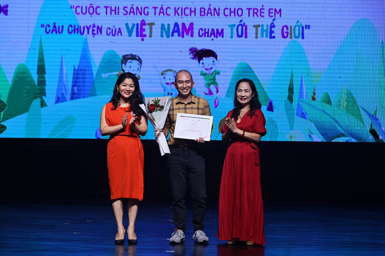 កុមារីជិះរទេះរុញឈ្នះរង្វាន់ទី១ក្នុងការប្រលងសរសេរអក្សរលើឆាក - ២ Cô gái ngồi xe lăn nhận giải nhất cuộc thi sáng tác kịch bản sân khấu - 2