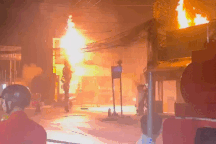 Cháy ở Bình Dương, cảnh sát từ TPHCM đến hỗ trợ dập lửa