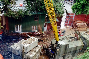 Dân phản đối công trình đang thi công sát hồ Gươm