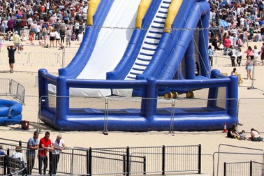 Anh: Nhà phao nổ tung vì nắng nóng, bé gái thiệt mạng