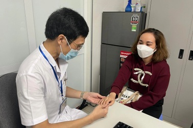 Nỗi ám ảnh "dọn vảy" trên giường sau mỗi đêm thức dậy của bệnh nhân vảy nến