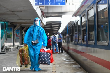 Người dân "mắc kẹt" ở Hà Nội háo hức trở về quê trên chuyến tàu Bắc - Nam