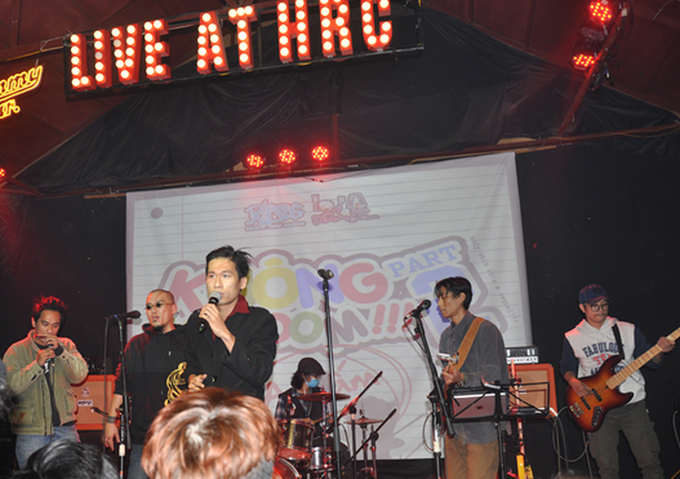 Giới trẻ Hà Nội rực cháy cảm xúc trong đêm nhạc Rock từ thiện - 9 Giới trẻ Hà Nội rực cháy cảm xúc trong đêm nhạc Rock từ thiện - 9