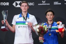 Axelsen vượt qua Momota để vô địch giải cầu lông Đan Mạch