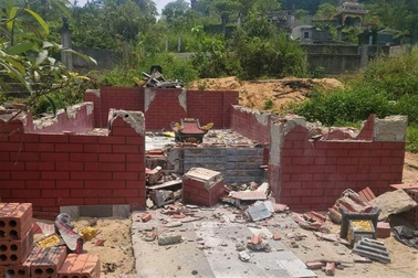 Nam thanh niên đập phá mộ đang xây dựng của bác ruột