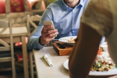 "Dán mắt" vào màn hình trong buổi hẹn hò, và cái kết bất ngờ