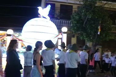 Du khách tham quan Hội An ngày lễ Phật đản