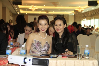 Bắt gặp Á hậu quý bà thế giới Nguyễn Thu Hương đi mua căn hộ tại Nha Trang.