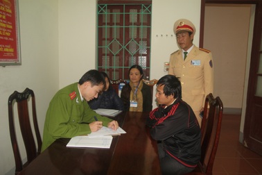 Bắt gần 1 tấn chân trâu, bò không rõ nguồn gốc