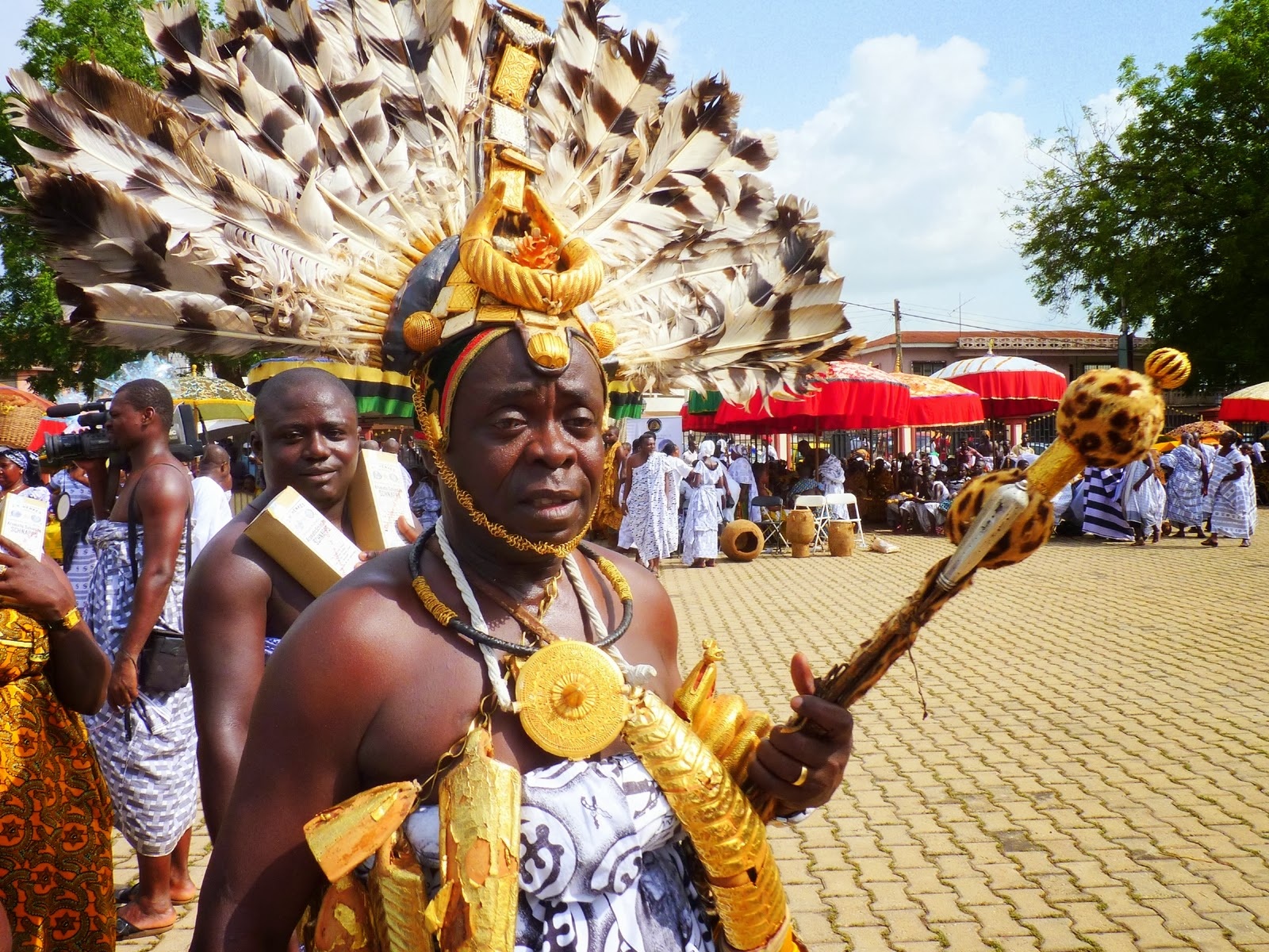 Lạ lùng bộ tộc đeo cả cân vàng trên người, đến dép lê cũng gắn... vàng ròng - 4 Lạ lùng bộ tộc đeo cả cân vàng trên người, đến dép lê cũng gắn... vàng ròng - 4