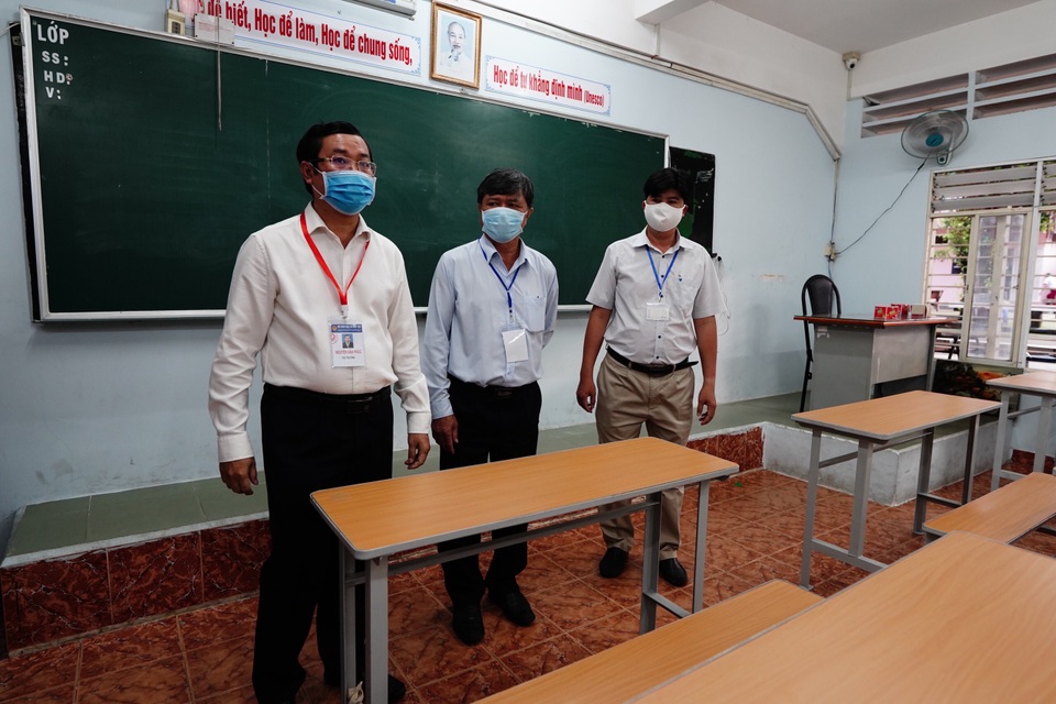 Thứ trưởng Bộ GDĐT Nguyễn Văn Phúc kiểm tra thi, động viên thí sinh TPHCM - 7 Thứ trưởng Bộ GDĐT Nguyễn Văn Phúc kiểm tra thi, động viên thí sinh TPHCM - 7