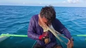 Ngư dân suýt chết ngạt vì bạch tuộc bám chặt vào mặt khi câu ở Philippines